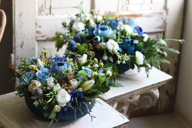 Naturiosa Cecile Small, niebieska kompozycja w szklanej misie, wym.16x38cm 