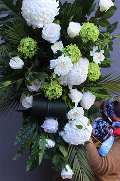 Nelema White, biała wiązanka nagrobna z chryzantemami, dł.76cm 