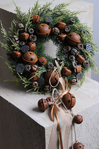 Scandi Bells, świąteczny wianek na drzwi