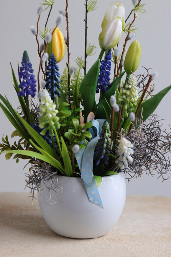 Zając w Szafirkach, wielkanocna kompozycja w naczyniu