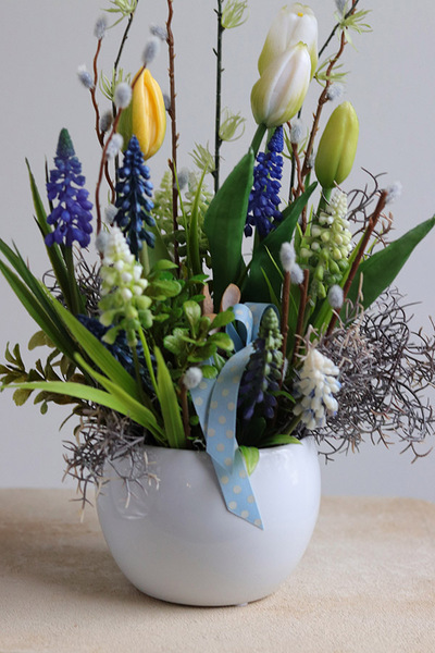 Zając w Szafirkach, wielkanocna kompozycja w naczyniu