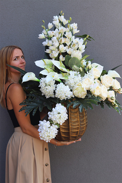 Jadore Bellis, bukiet białych kwiatów w metalowej doniczce