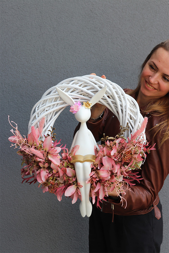 Króliczka Bookbunny, wiosenny wianek z zajączkiem