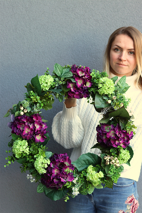 dekoracyjny fioletowo-zielony wianek, W Hortensjach