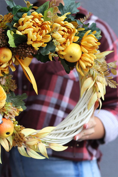 Złoto, jesienny żółty wianek z dyniami