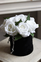 Biel Kwiatów Roses, flowerbox welurowy z białymi różami	