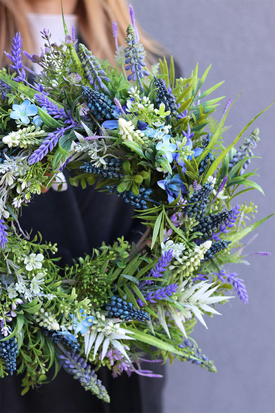 Szafirki Blue, wianek na drzwi z niebieskich kwiatów