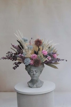 Dama Poetica Head 2, kompozycja kwiaty w głowie, wym.54x64x35cm