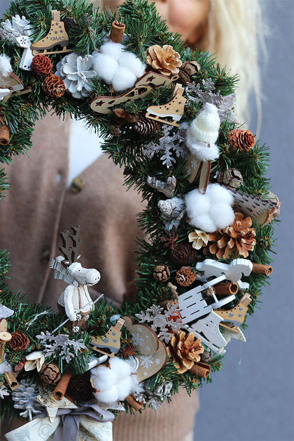 Ren Ski, zimowy wianek z reniferem i piernikami