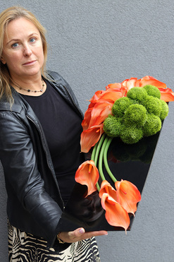 New Design Orange, dekoracja nagrobna na czarnej podstawie, wym.70x25cm