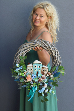 Miasteczko, wianek dekoracyjny z porcelanową figurką, śr.48cm 