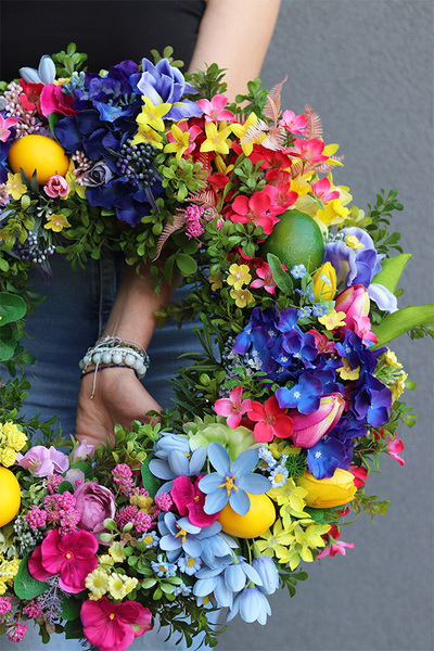 Monique Citrus, duży barwny wianek na drzwi