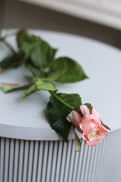 Róża Juliet, gałązka sztucznej róży, różowa, dł.60cm 