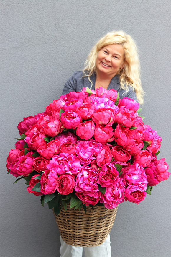  bogaty kosz z różowymi peoniami Loritta 2