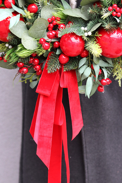 Apart Christmas Exclusives, świąteczny wianek na drzwi z wstążkami