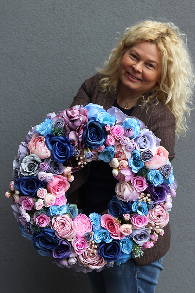 Pranella Navy 2, efektowny wianek z niebieskimi różami