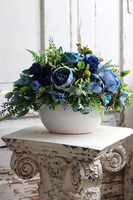 Niebiessa, kompozycja kwiatowa w białym naczyniu, wym.33x49cm 