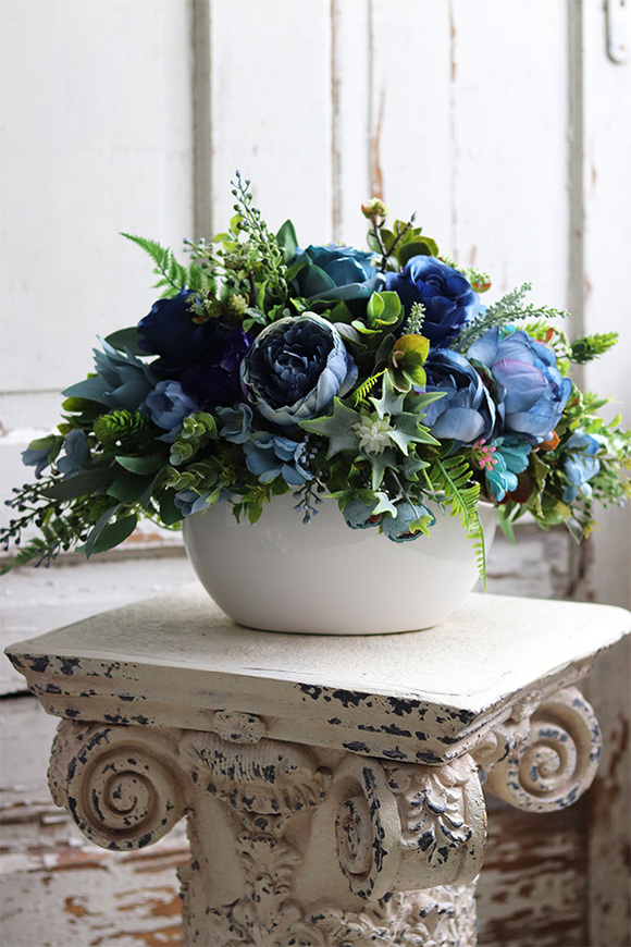 Niebiessa, kompozycja kwiatowa w białym naczyniu, wym.33x49cm 