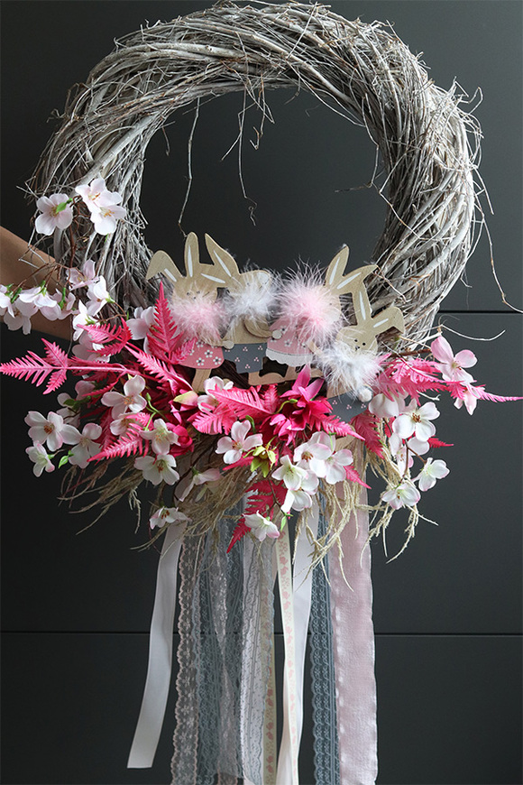 Wianek wielkanocny kwiatowy z zajączkami