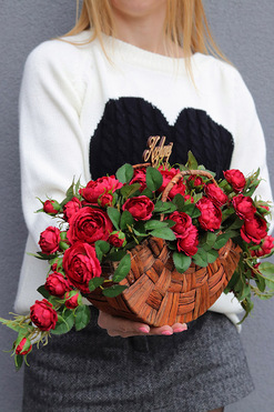 Red Basket, kompozycja nagrobna w koszu, wym.22x60x19cm