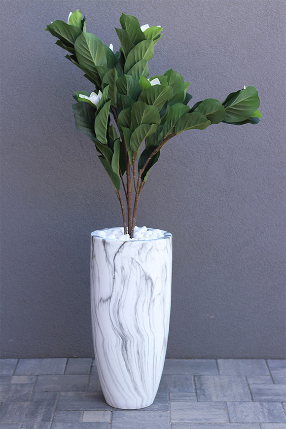 kwiat doniczkowy w wysokiej donicy, Marmur Magnolia, wys.140cm