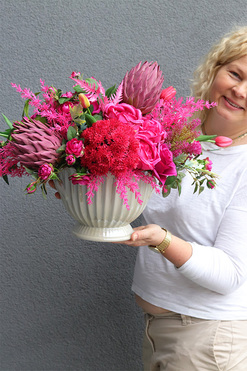 Velvet Malina Gaina, kompozycja kwiatowa z proteą, wym.40x52cm