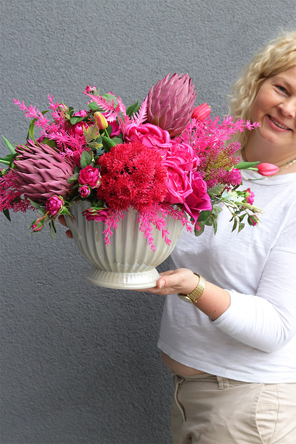 Velvet Malina Gaina, kompozycja kwiatowa z proteą