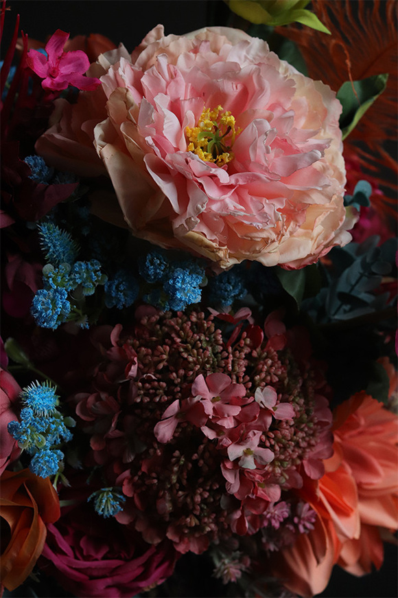 Bollywood, kompozycja kwiatowa w energetycznych kolorach, wys.70cm +wystające elem.