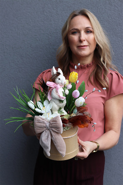 OD RĘKI Wielkanocny Zając, flowerbox welurowy z figurką, wys.38cm