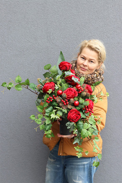 Red Love, zimowy bukiet nagrobny we wkładzie, wys.55cm