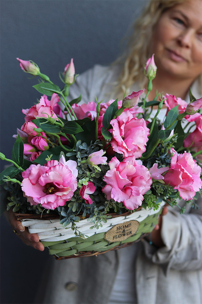 Benussi Pink, kosz z różową eustomą