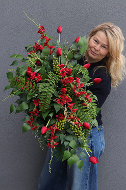 OD RĘKI Red Dekorre, nagrobna wiązanka z tulipanami, dł.80cm