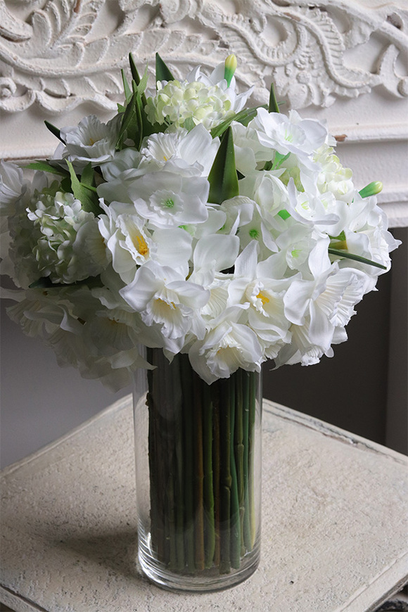 Narcisia, bukiet białych kwiatów w szklanym wazonie