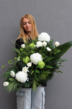 Nelema White, biała wiązanka nagrobna z chryzantemami, dł.76cm 