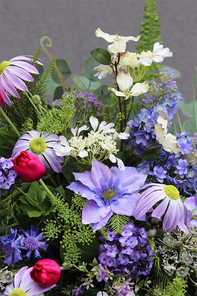 Blue Spring, wiązanka nagrobna z tulipanami