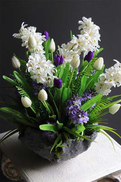 Volcan Spring Moment, kompozycja nagrobna w misie