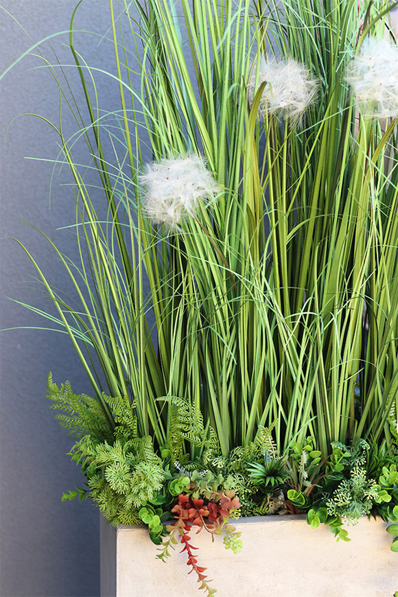 Moderni Concrete, sztuczna trawa z dmuchawcami w betonowej donicy,