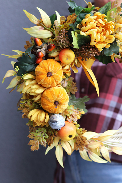 Złoto, jesienny żółty wianek z dyniami