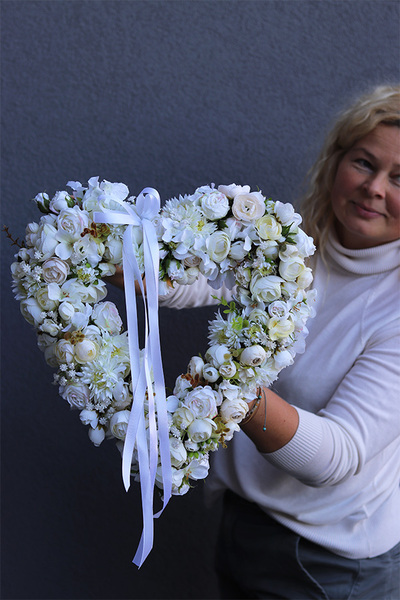 White Heart 2, dekoracyjne białe serce z kwiatów