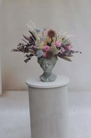 Dama Poetica Head 2, kompozycja kwiaty w głowie