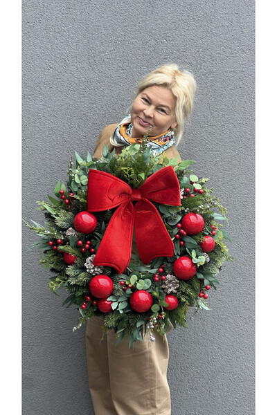 Decoratoria Red, bożonarodzeniowy wianek z kokardą