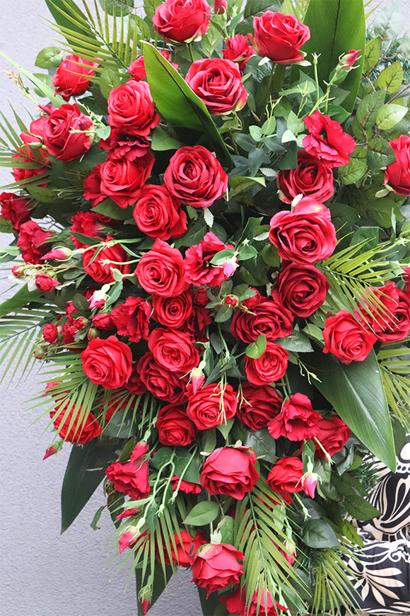 Gloria Reddita, wiązanka nagrobna z czerwonymi kwiatami