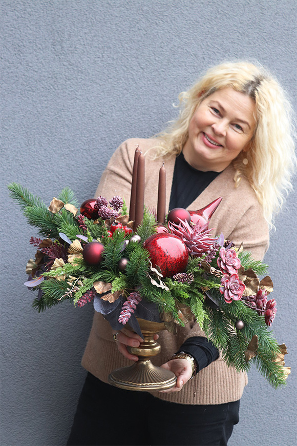 Exclusive Ferrano, świąteczny stroik w metalowym pucharze