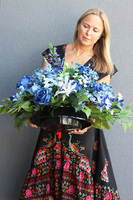 Blue Berra, kompozycja nagrobna w plastikowym naczyniu