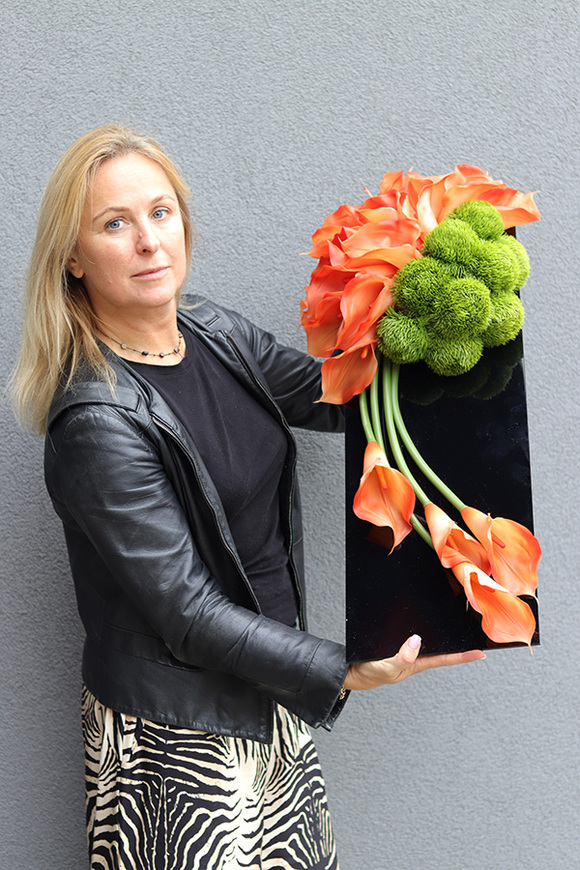 New Design Orange, dekoracja nagrobna na czarnej podstawie, wym.70x25cm