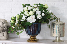 Bluenolli, kompozycja kwiatowa w pucharze, wys.44cm 