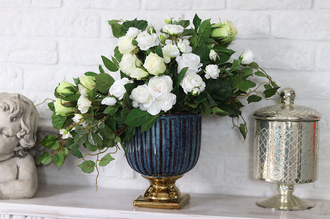 Bluenolli, kompozycja kwiatowa w pucharze, wys.44cm