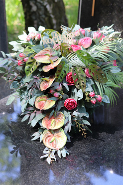 Anturium Heart, wiązanka nagrobna w kształcie serca z dedykacją, dł.80cm