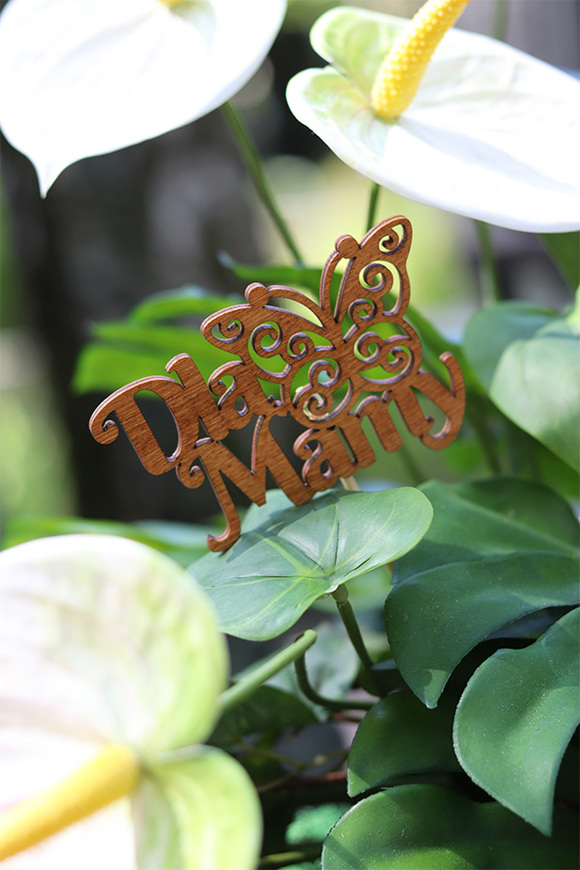 Anturium Volcan White, nowoczesna kompozycja nagrobna z dedykacją, wym.42x70cm 