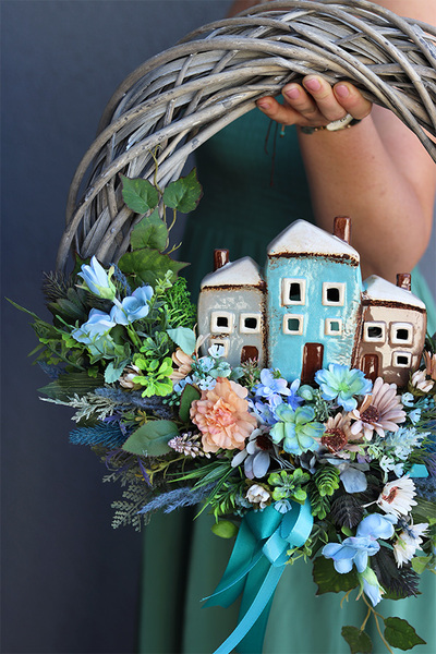 Miasteczko, wianek dekoracyjny z porcelanową figurką